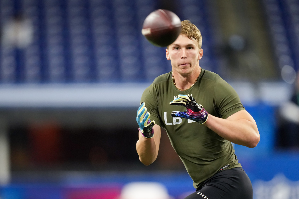 Mar 2, 2023; Indianapolis, IN, USA; Arkansas linebacker Drew Sanders (LB26) participates in drills during the NFL Combine at Lucas Oil Stadium.